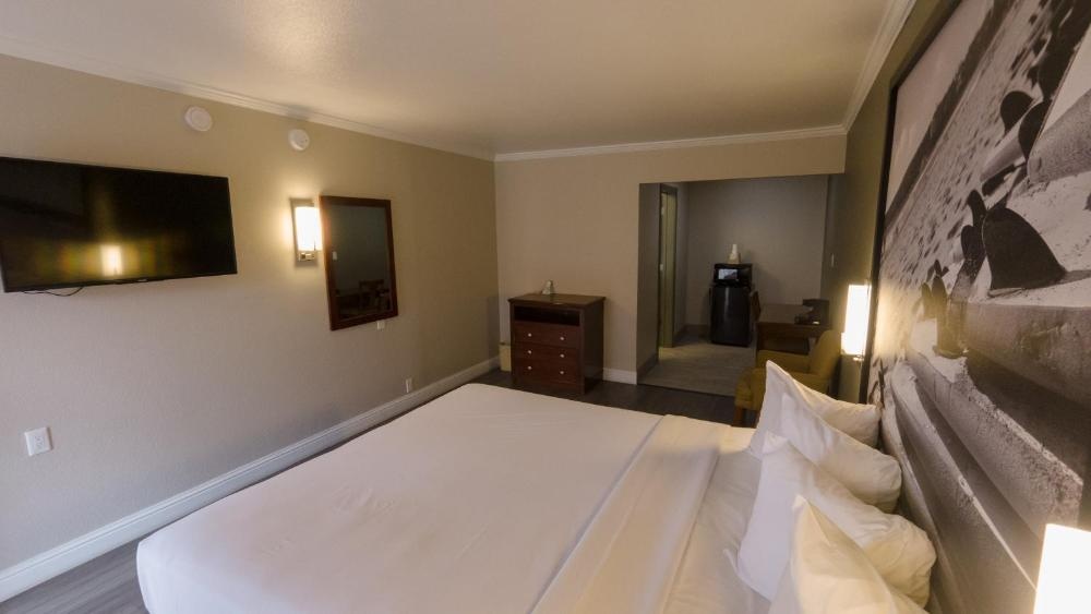 Super 8 by Wyndham Santa Cruz/Beach Boardwalk East